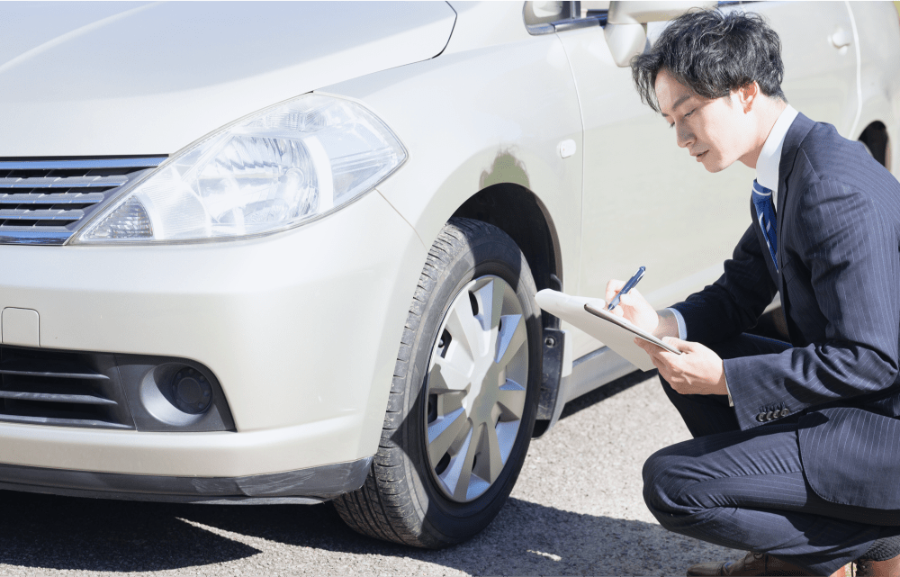 従業員が買取査定をしている様子